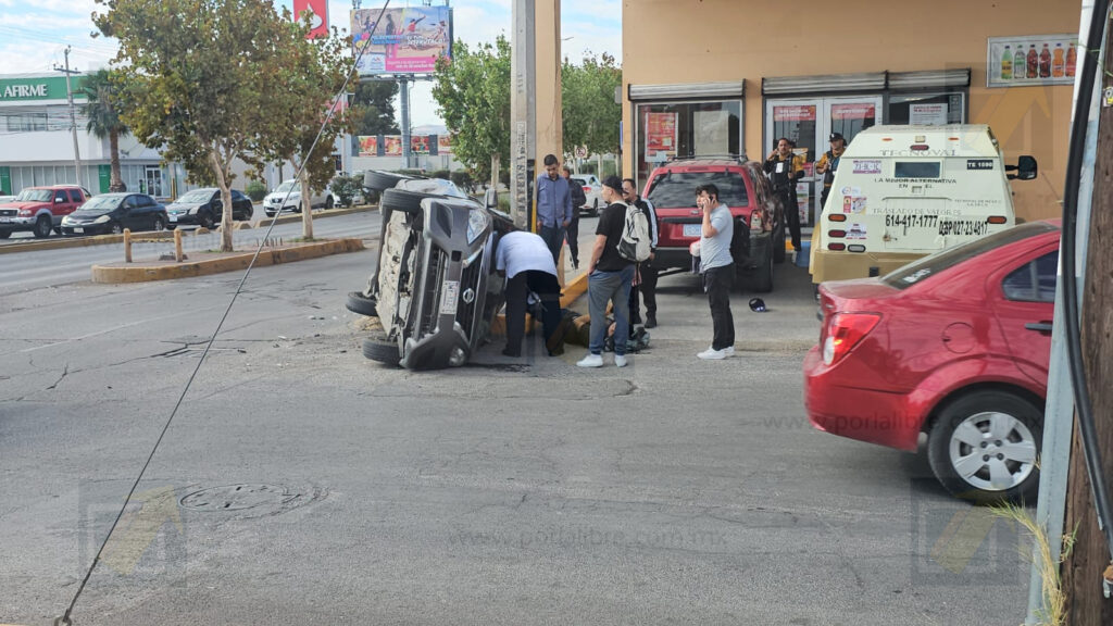 Conductora provoca choque, atropello y volcadura en el Ortiz Mena