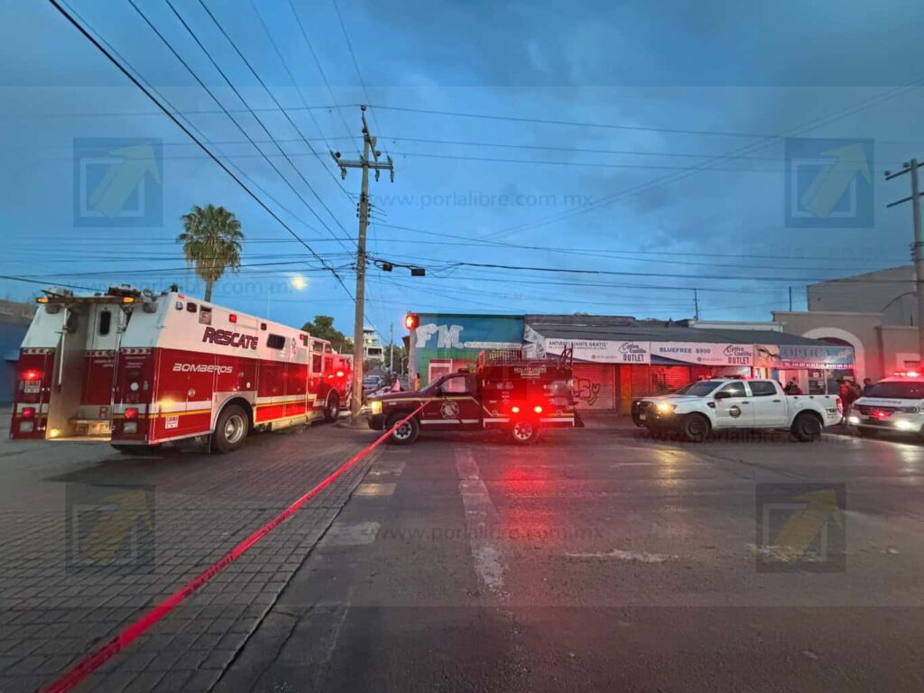 Hombre es rescatado tras quedar atrapado en alcantarilla en el Centro