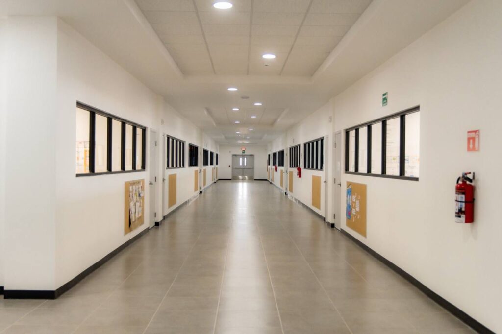 Marco Bonilla recorre nuevo Colegio Sol de Oriente; ofrecen educación e instalaciones de primer nivel
