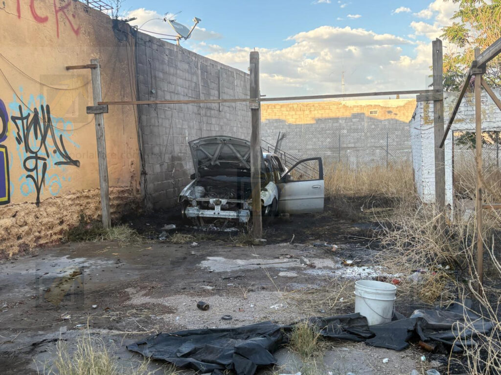 Incendio consume vehículo en terreno cercado en José María Iglesias