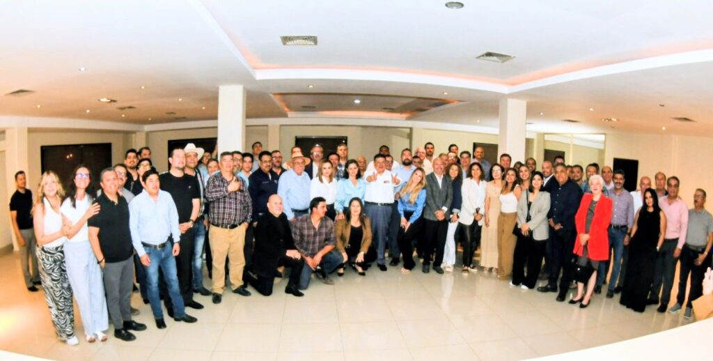 Presenta César Jáuregui panorama de seguridad y avances de Fiscalía ante constructores de Chihuahua