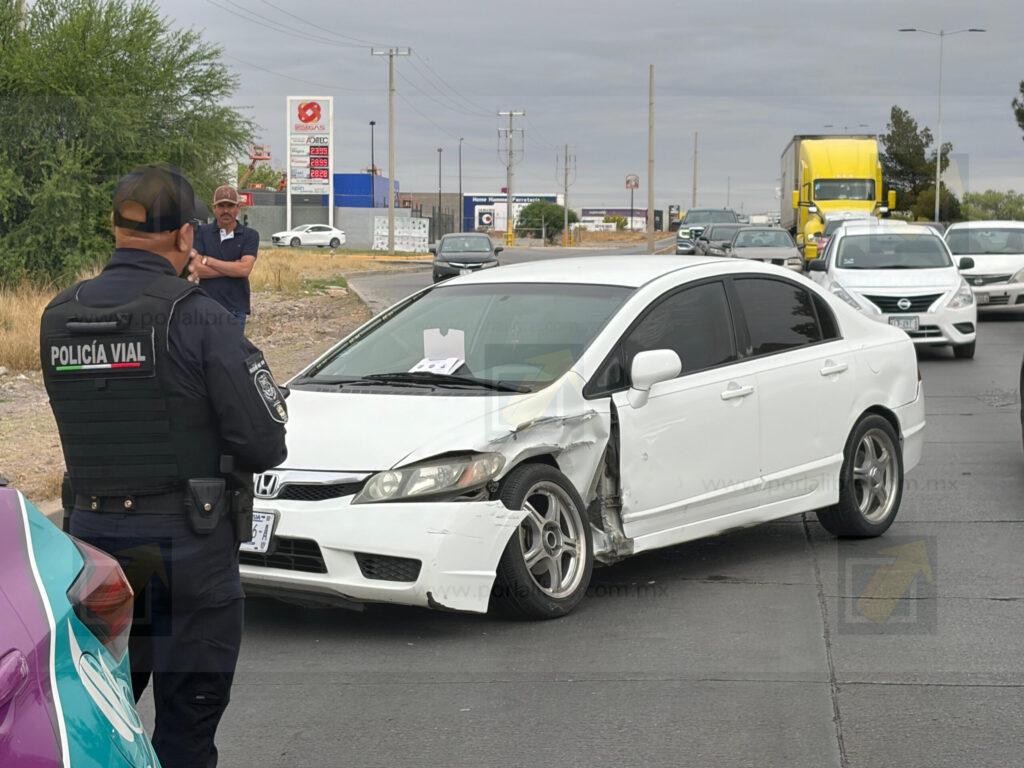 Choque lateral paraliza carriles en la vialidad Sacramento