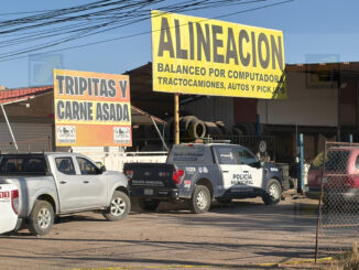 Incendio consume taller; 2 vehículos yonke calcinados
