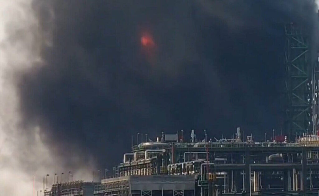 Controlado el incendio en bodega de refinería de Dos Bocas