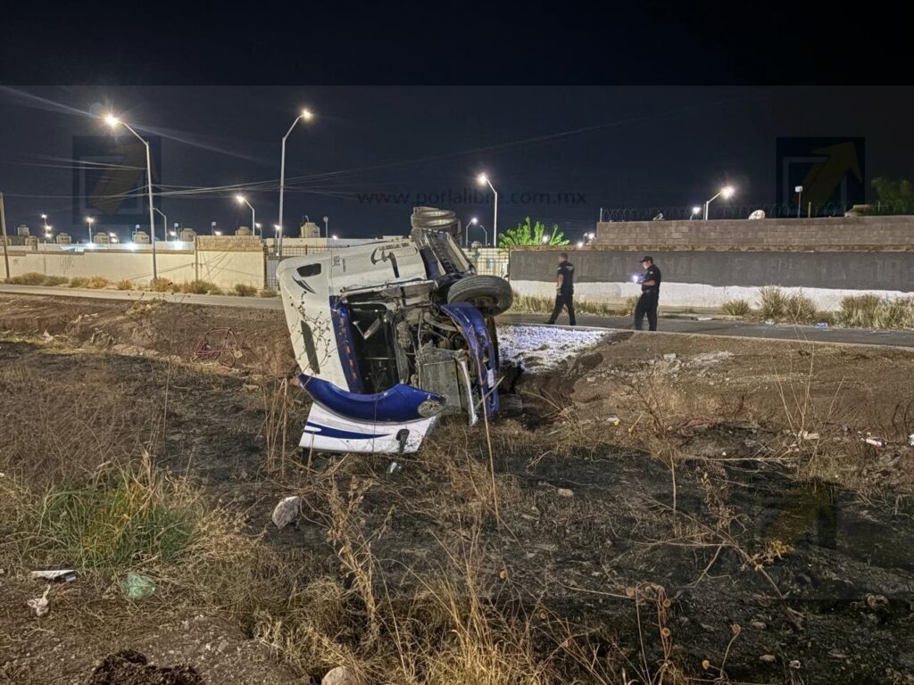 Tráiler vuelca en arroyo tras intentar evitar choque; familia lesionada