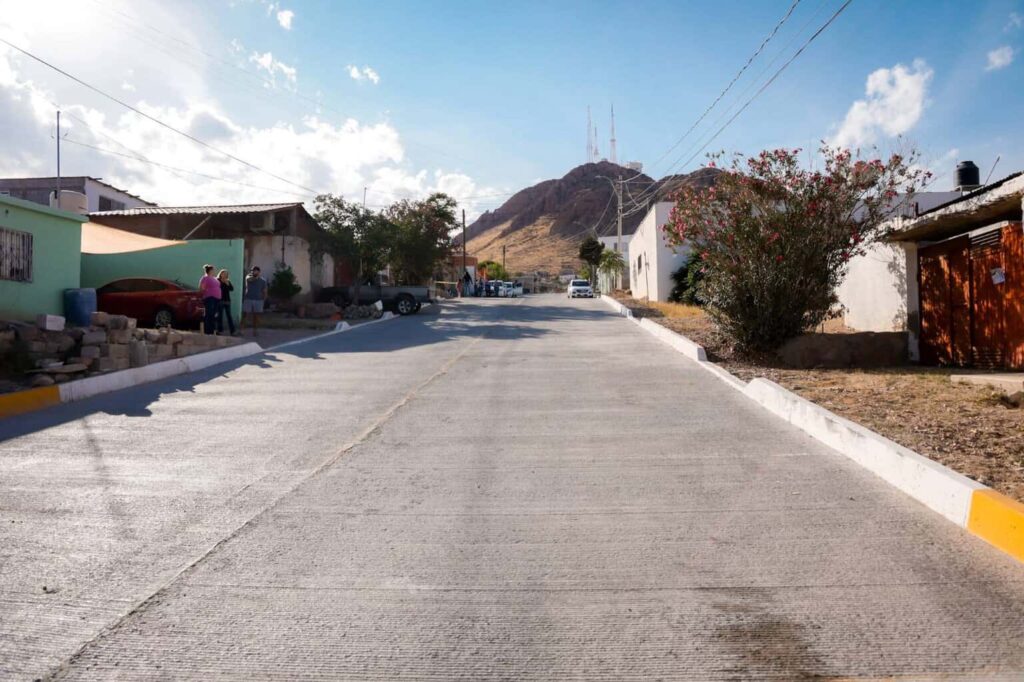 Entrega alcalde pavimentación en colonia Lealtad