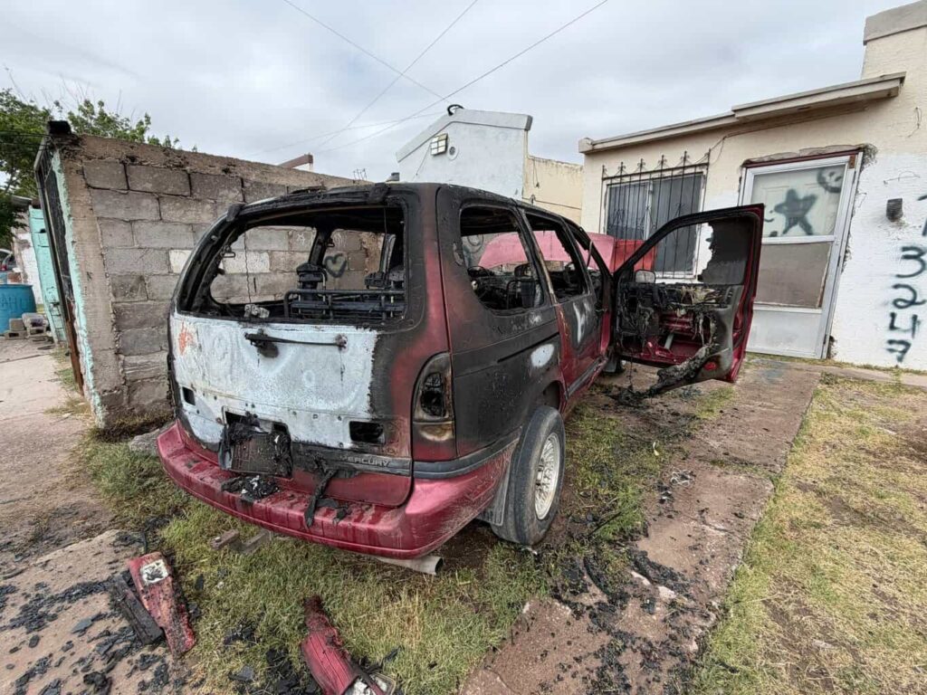 Incendio consume camioneta en Praderas del Sur
