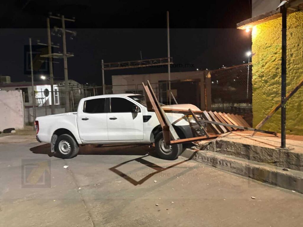 Adulto mayor choca camioneta contra vivienda y destruye escalera en la colonia Josefa Ortiz de Domínguez