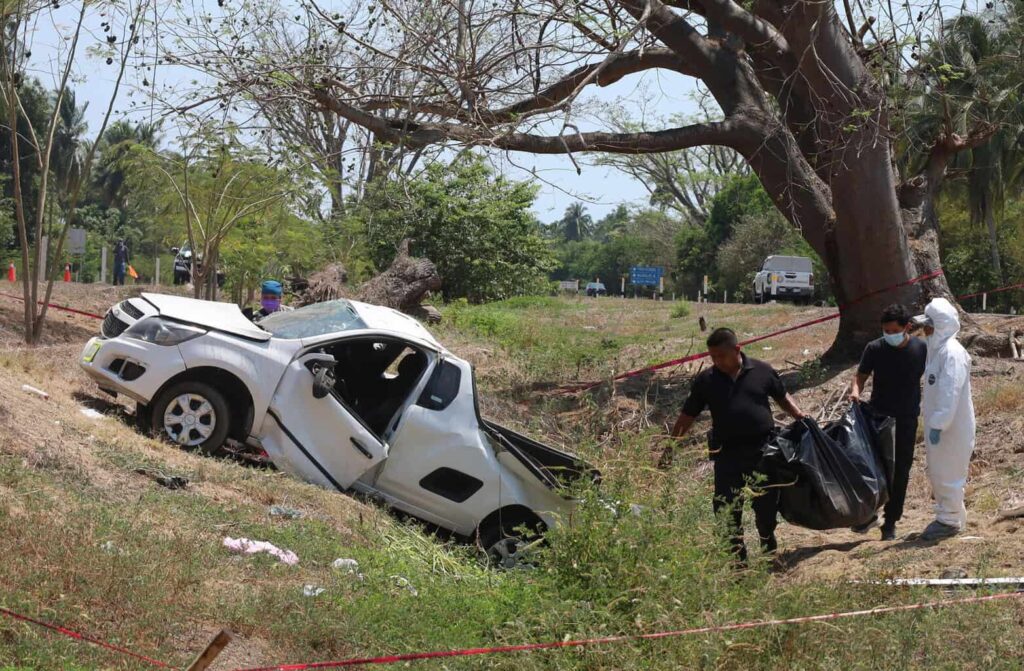 Volcadura de una camioneta en Guerrero deja 5 personas muertas y 8 más heridas