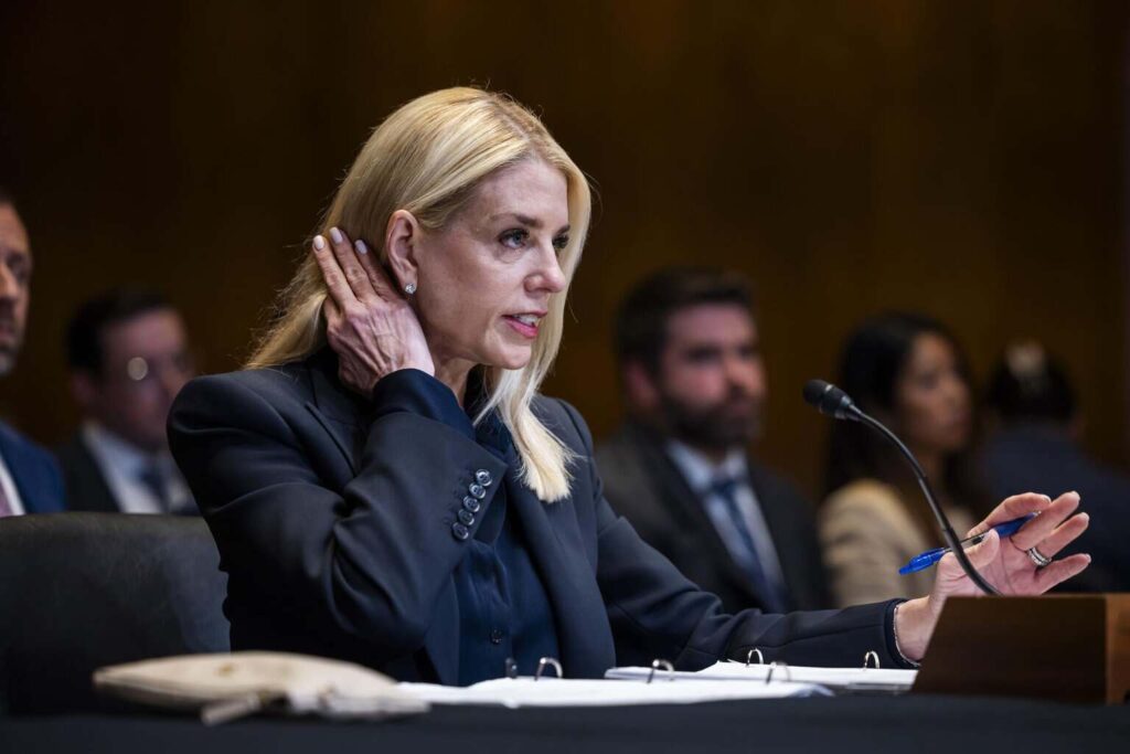 Pam Bondi, la leal fiscal general que se quemó por defender a Trump y perdió su confianza