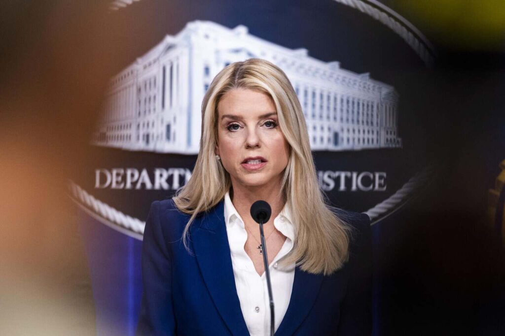 Trump destituye a la fiscal general Pam Bondi