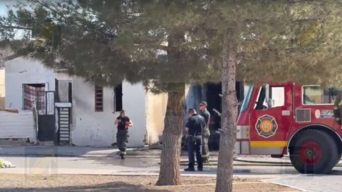 incendio-consume-vivienda-en-praderas-del-sur-rescatan-a-hombre-y-su-mascota.jpg Incendio consume vivienda en Praderas del Sur; rescatan a hombre y su mascota