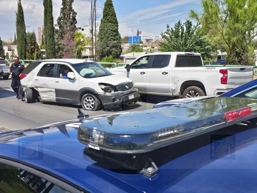 Pierde el control y termina en carriles contrarios de La Cantera; caos vial