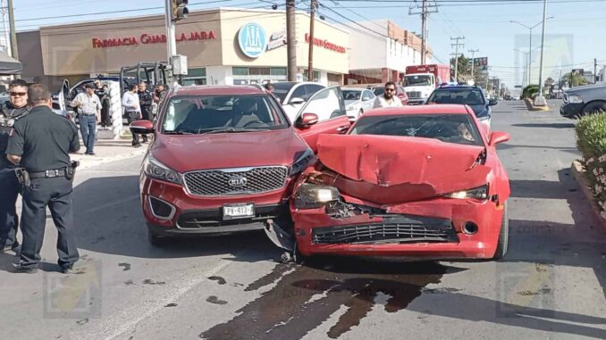 Conductor omite alto y provoca choque en la avenida Río de Janeiro