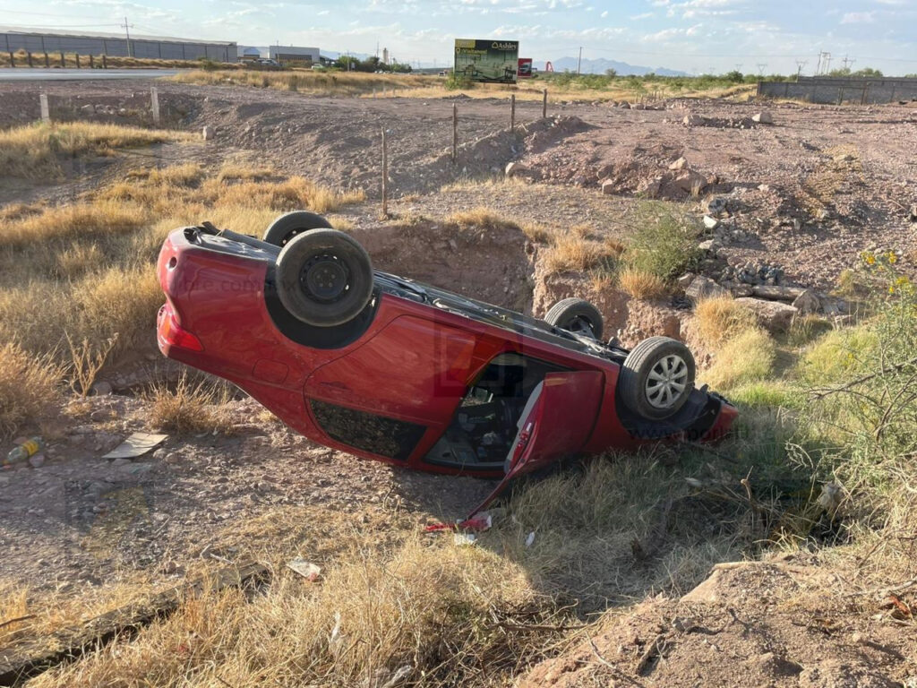 Volcadura en la carretera Delicias deja cuantiosos daños materiales y un conductor con lesiones leves