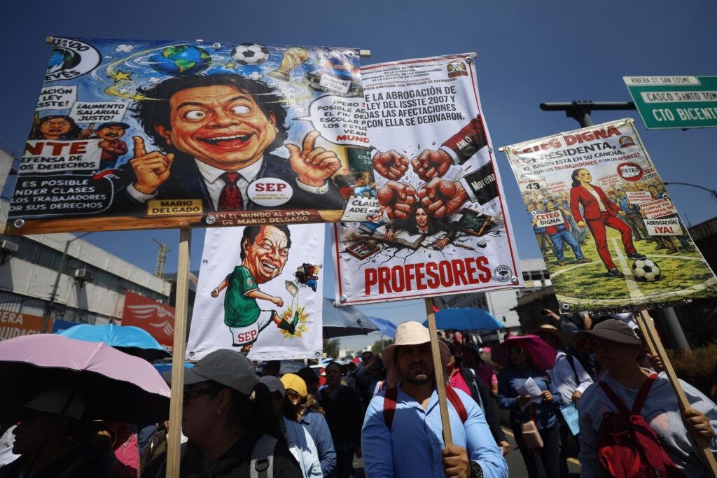 Miles de maestros marchan para exigir mejoras salariales en el Día del Maestro