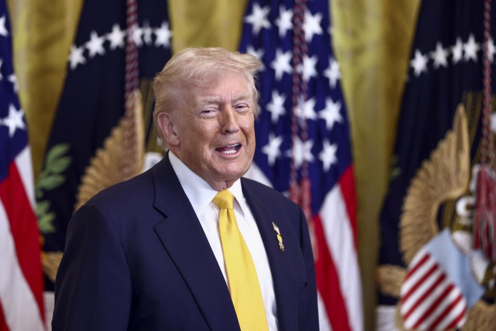 Un juez prohíbe a Trump rebautizar con su nombre el Centro Kennedy de Washington
