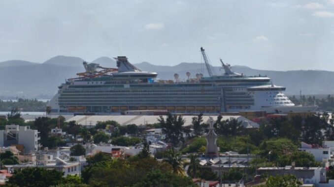 arriba-a-mazatlan-el-navigator-of-the-seas-con-mas-de-3-mil-700-turistasjpg-696x522.jpeg