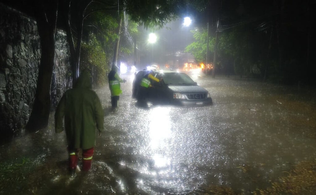 Fuertes lluvias azotan el sur de la CDMX; severas inundaciones en Cuajimalpa